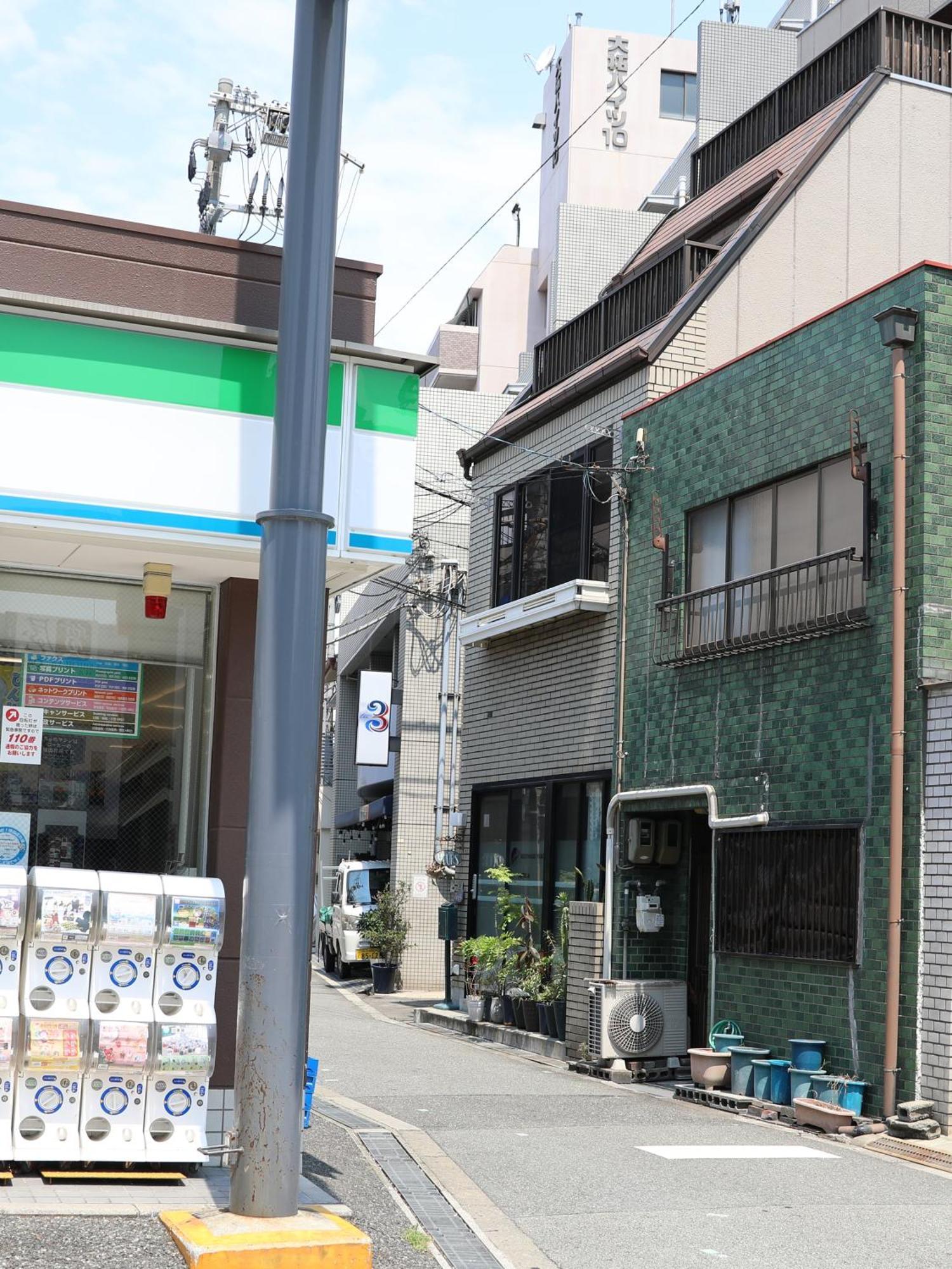 Guesthouse Yours Ōsaka Extérieur photo